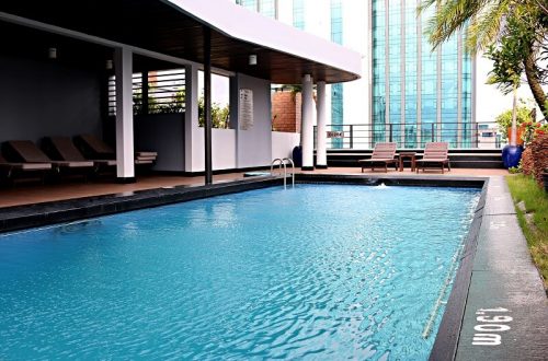 rooftop pool palace hotel saigon 2